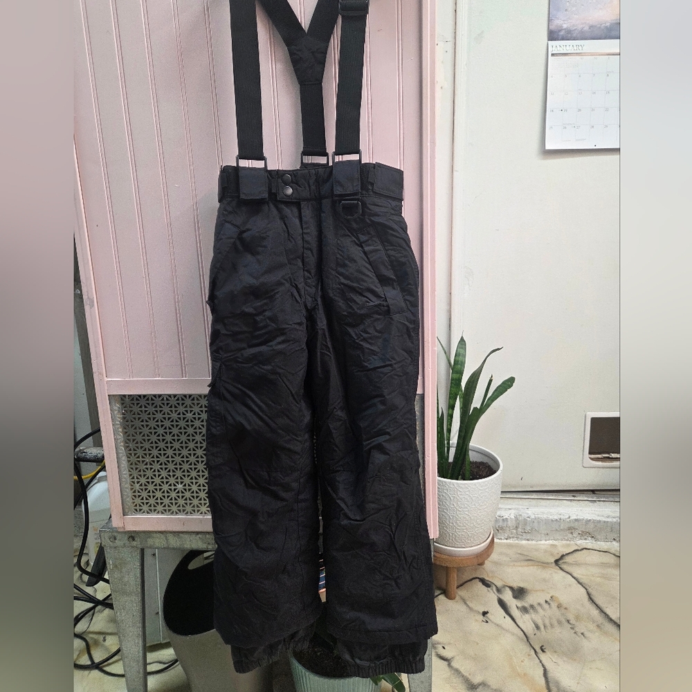 Essentials Black Kids Pants with Suspenders,The length is 30 inches.